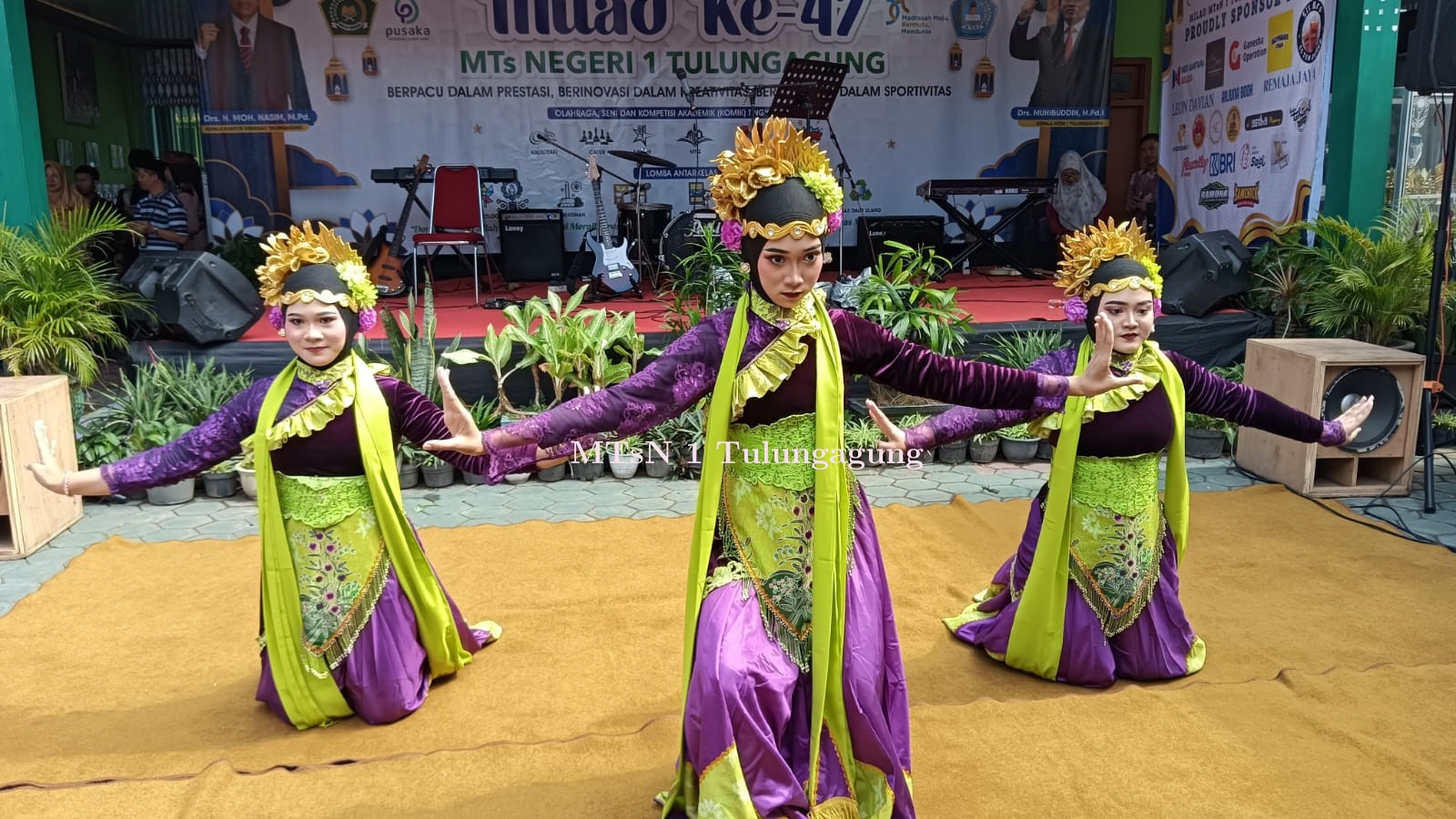 Keseruan Lomba Hiasan Gantung dari Aneka Bahan Bekas