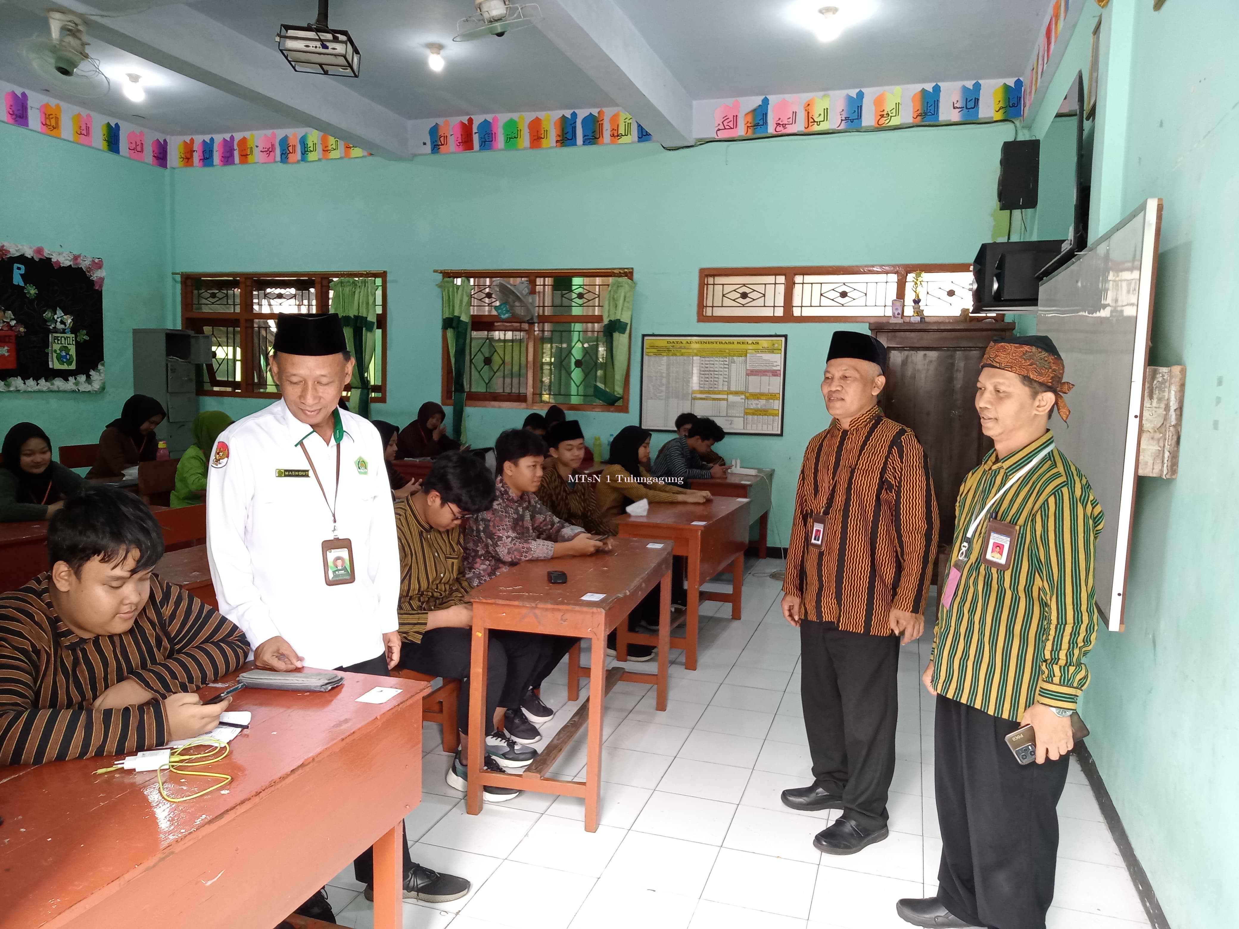Plt. Kakan Kemenag dan Pengawas Madrasah Monev Ujian Madrasah Kelas IX MTsN 1 Tulungagung