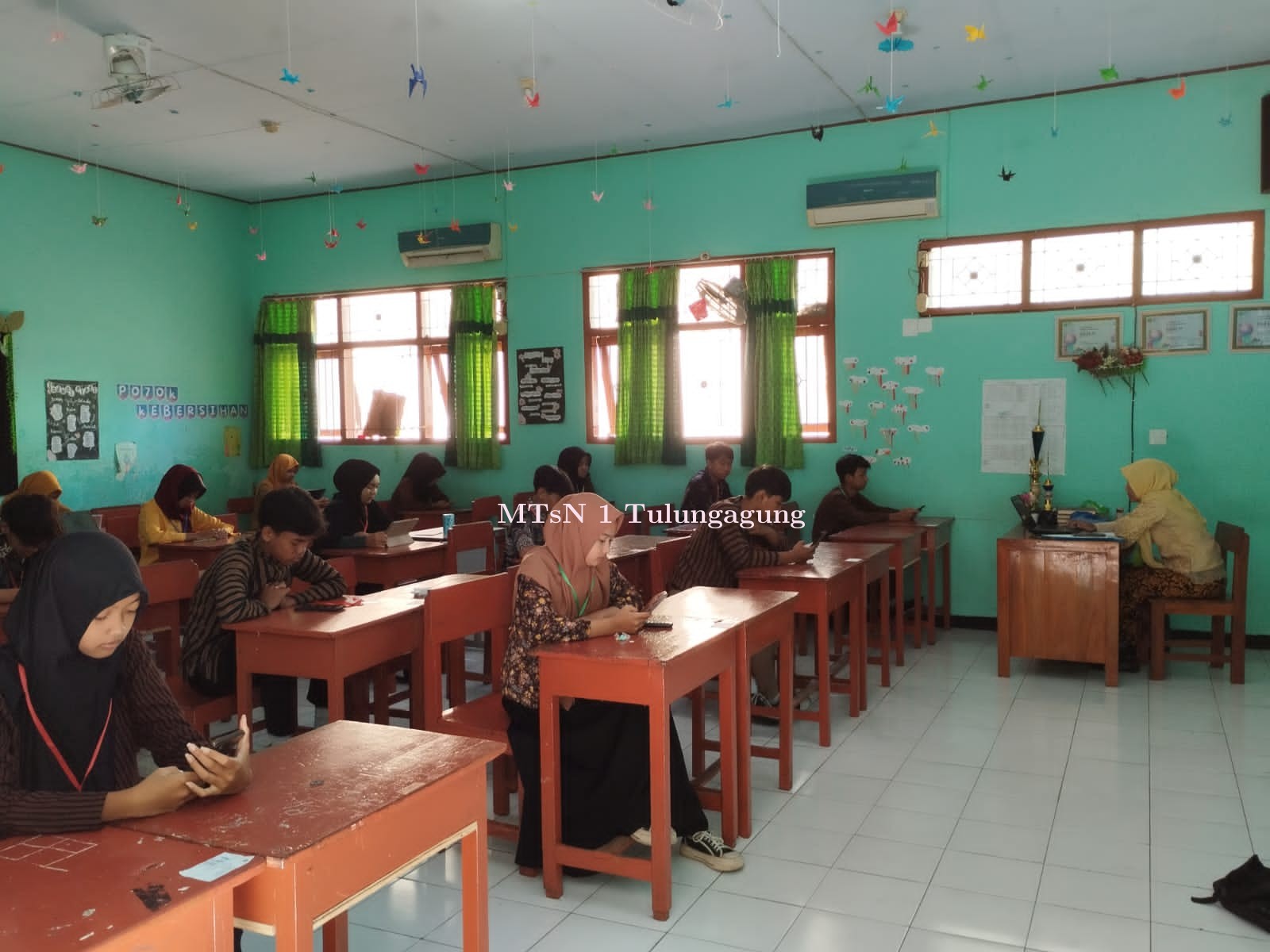 Nuansa Hari Kartini Warnai Pelaksanaan Ujian Madrasah di MTsN 1 Tulungagung