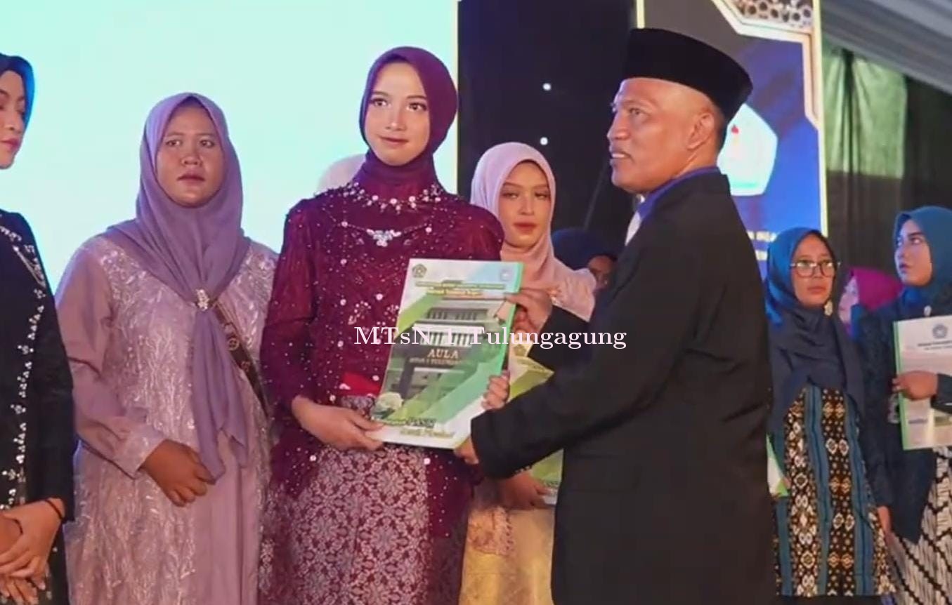 Apresiasi Siswa Berprestasi Warnai Prosesi Penyerahan Kembali Siswa Kelas IX MTsN 1 Tulungagung