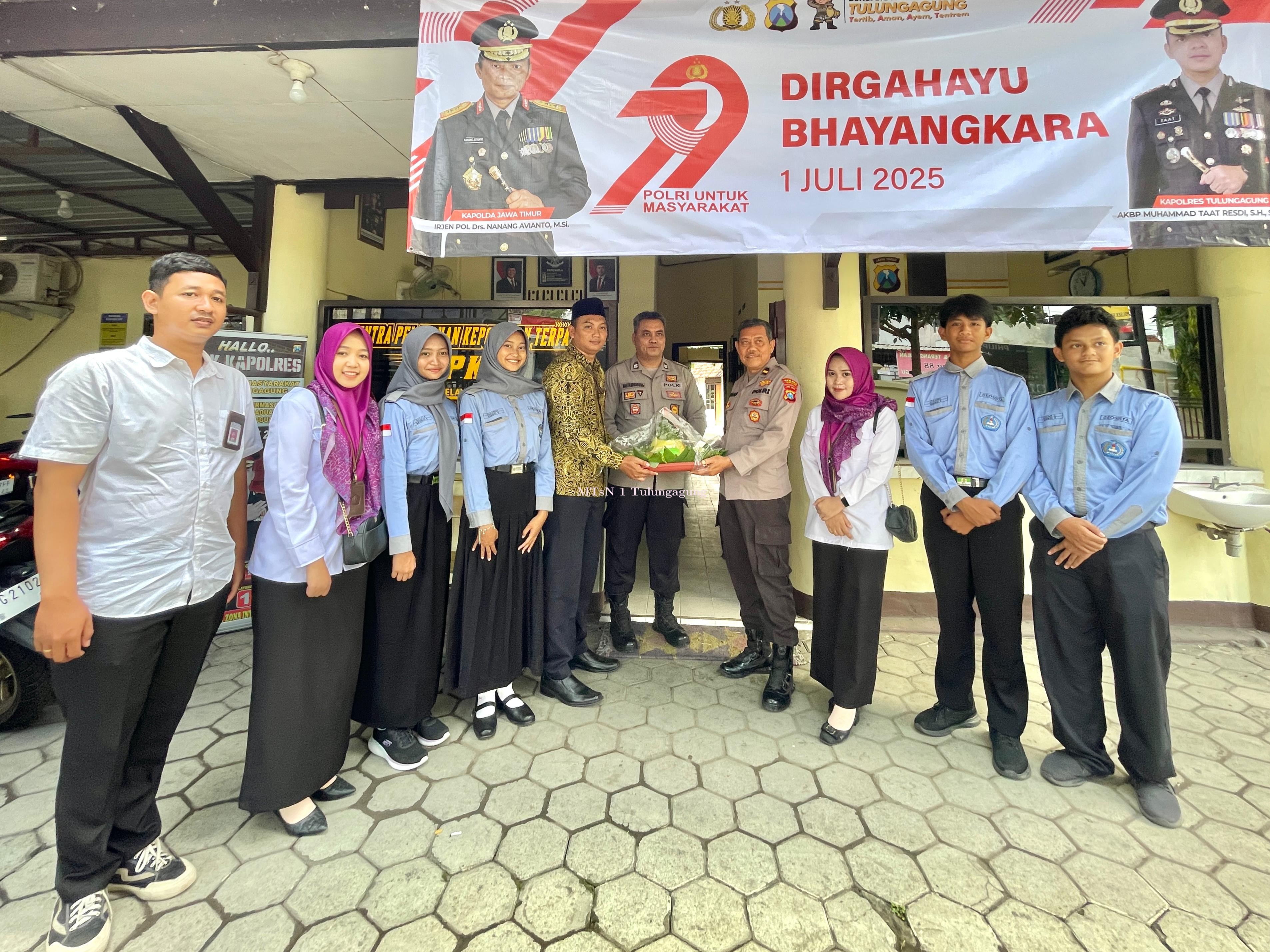 Tumpeng HUT Ke-79 Bhayangkara juga Diserahkan ke Mapolsek Boyolangu