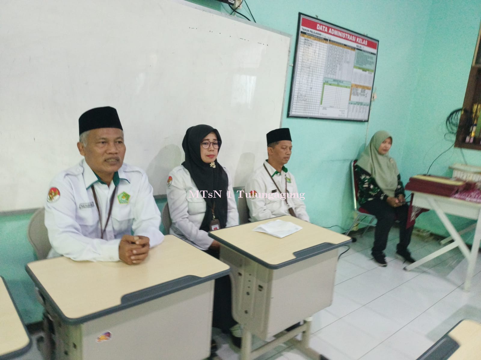 Pembagian Rapor Semester Tiga Siswa Percepatan Dua MTsN 1 Tulungagung