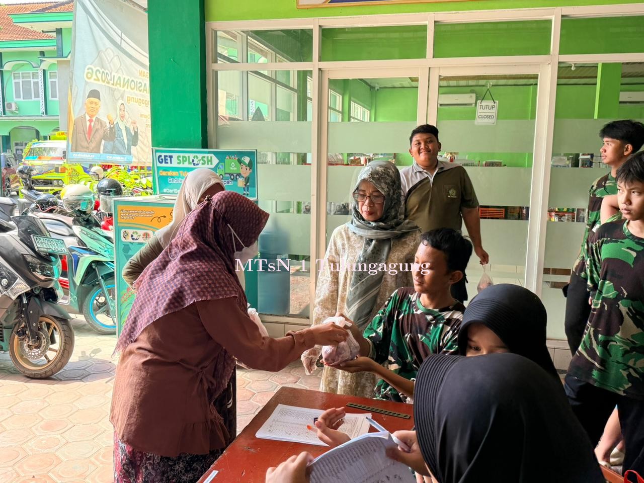 MTsN 1 Tulungagung Gercep Salurkan Daging Kurban