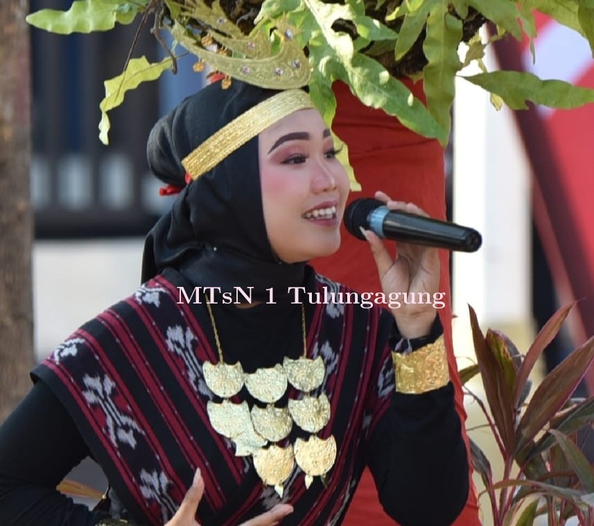 Penyanyi Serenade Upacara Penurunan Bendera di Halaman Kantor Bupati Tulungagung